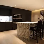 Luxurious Three Bedroom Flat In Chelsea Creek