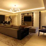 Luxurious Three Bedroom Flat In Chelsea Creek