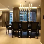 Luxurious Three Bedroom Flat In Chelsea Creek