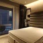 Luxurious Three Bedroom Flat In Chelsea Creek