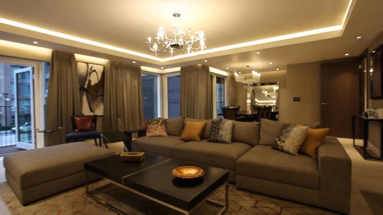 Luxurious Three Bedroom Flat In Chelsea Creek Londra