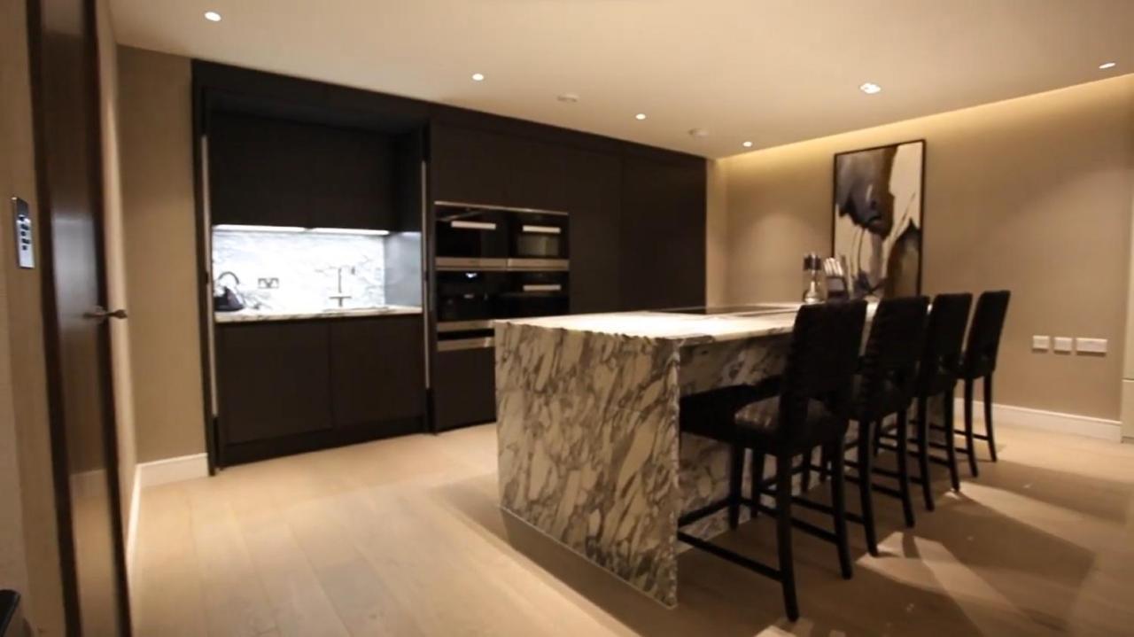 Luxurious Three Bedroom Flat In Chelsea Creek Appartamento *