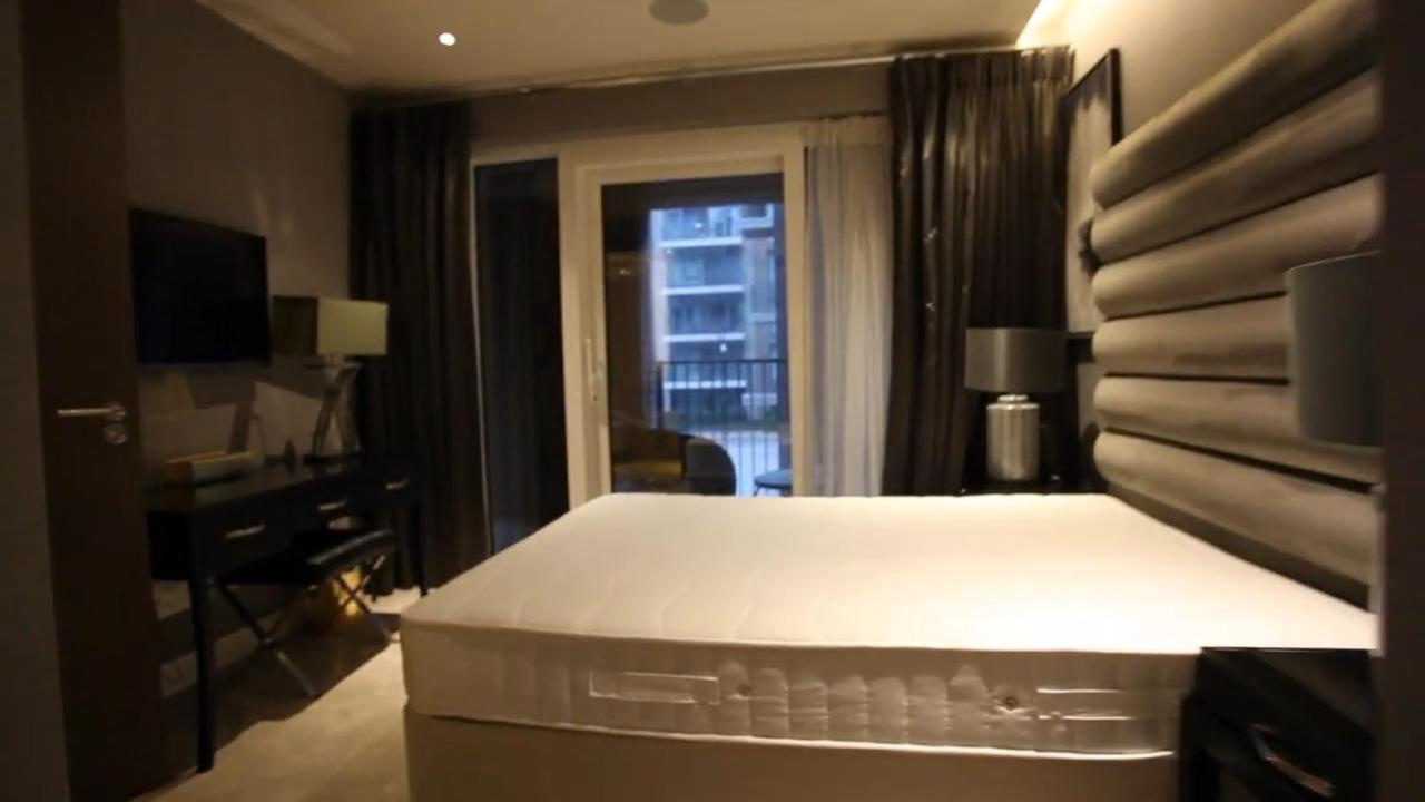Luxurious Three Bedroom Flat In Chelsea Creek Appartamento