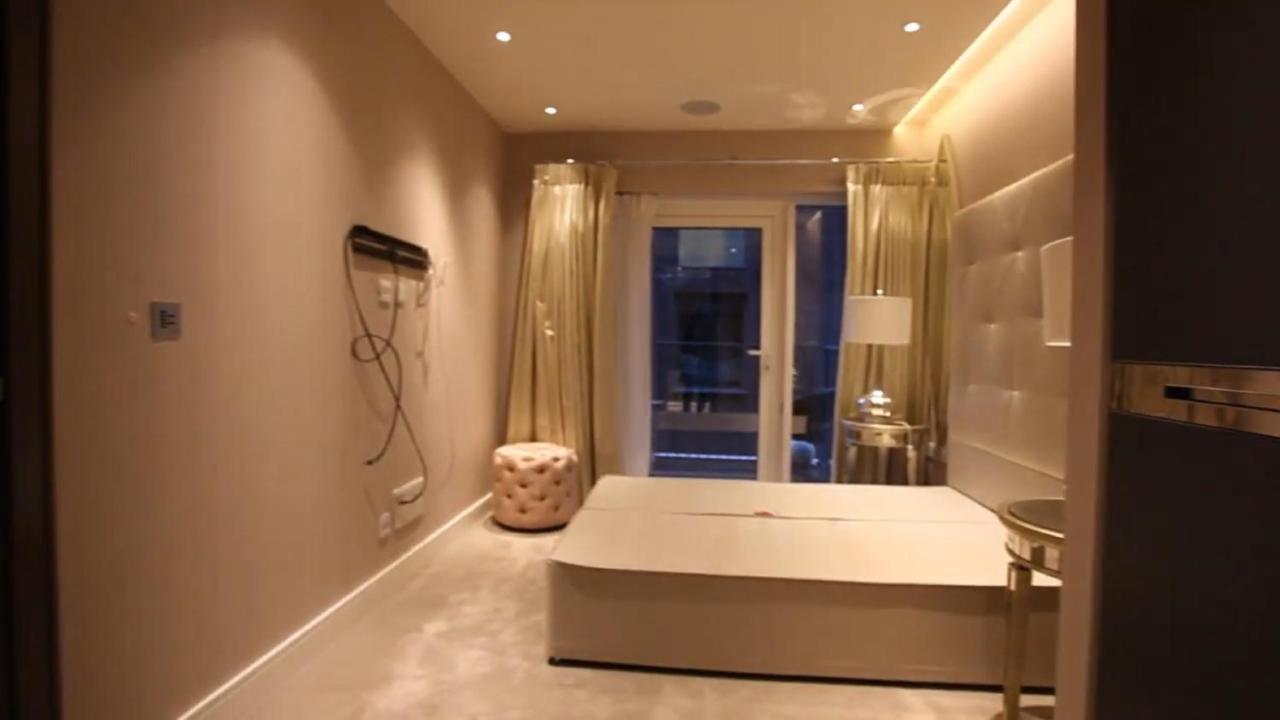 Luxurious Three Bedroom Flat In Chelsea Creek Londra